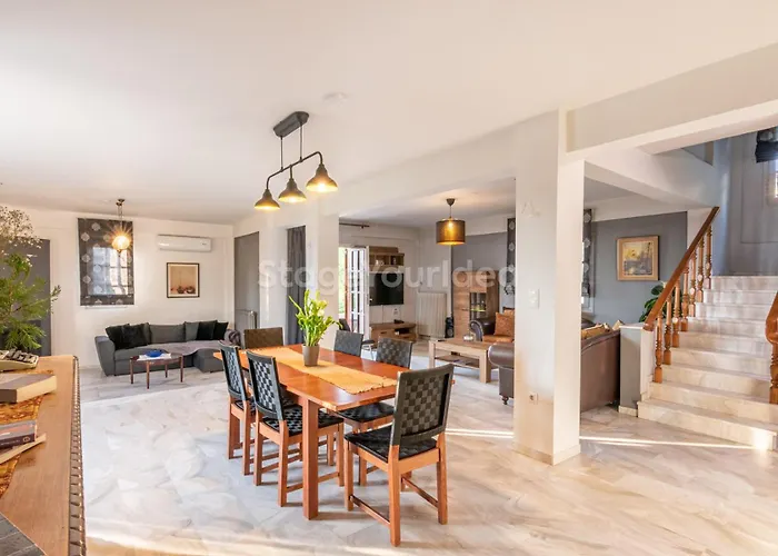 Τraditional Fully Detached Villa On A Luxurious Hillock Of Thessaloniki With Its Own Garden Also For Family & Wedding Gatherings For 10 To 25 People Only 15 Minutes From Airport