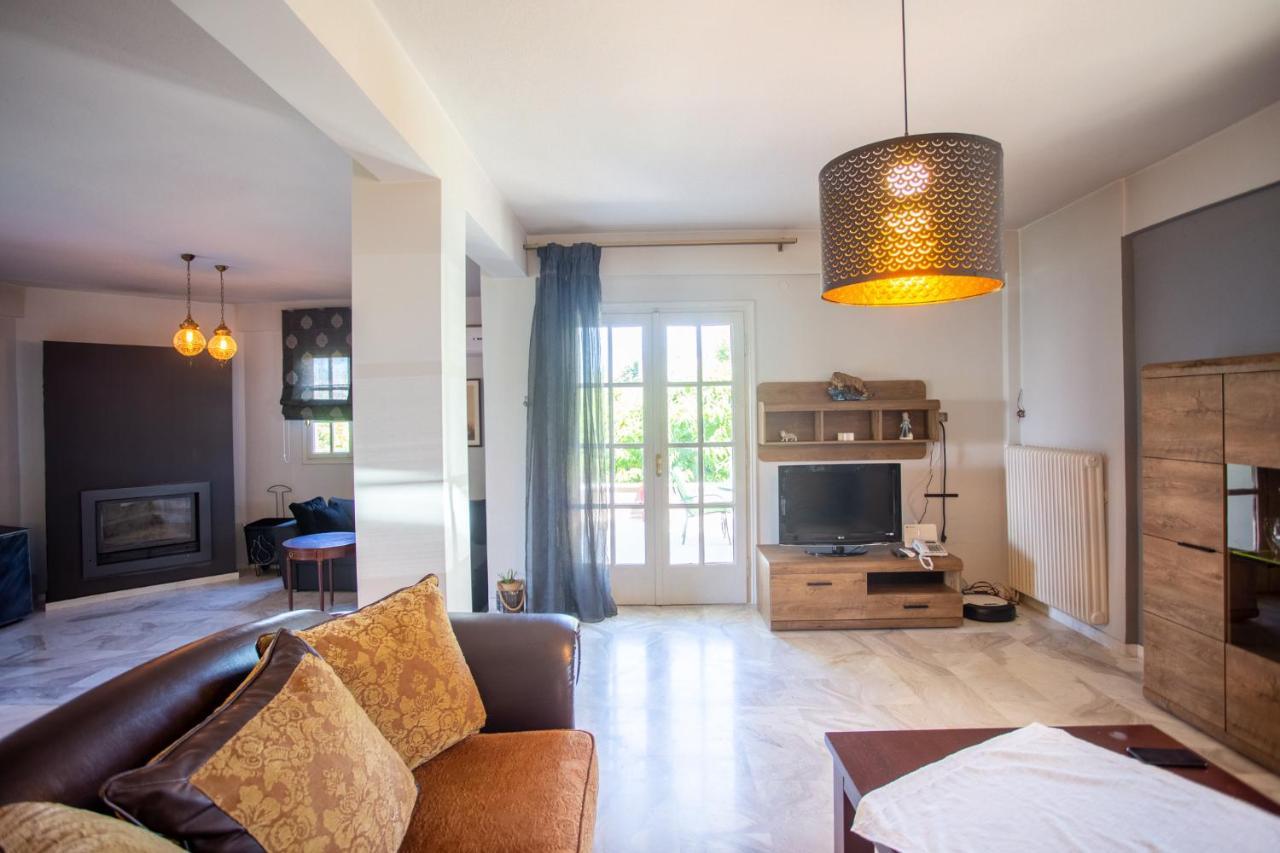 τraditional Fully Detached On A Luxurious Hillock Of With Its Own Garden Also For Family & Wedding Gatherings For 10 To 25 People Only 15 Minutes From Airport Vila