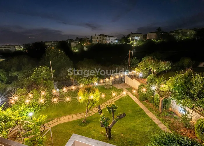 Τraditional Fully Detached Villa On A Luxurious Hillock Of Thessaloniki With Its Own Garden Also For Family & Wedding Gatherings For 10 To 25 People Only 15 Minutes From Airport