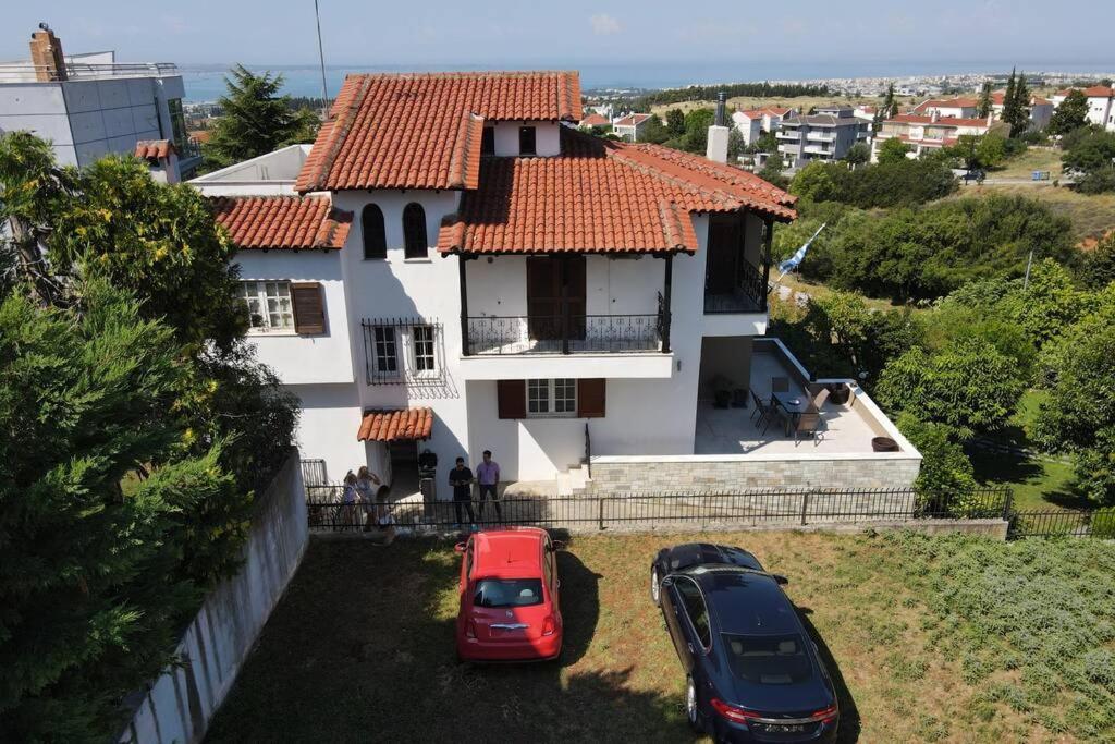 Villa Hillock: Traditional Luxury With Garden For Gatherings