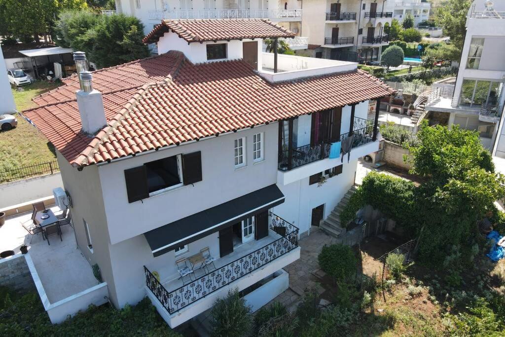 Villa τraditional Fully Detached On A Luxurious Hillock Of With Its Own Garden Also For Family & Wedding Gatherings For 10 To 25 People Only 15 Minutes From Airport Thessalonique