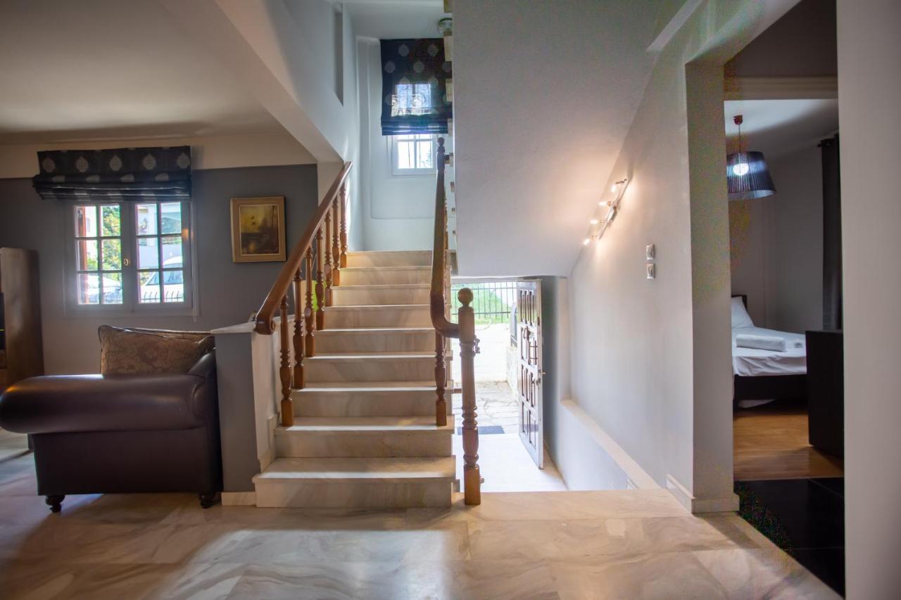 Hillock: Traditional Luxury With Garden For Gatherings Villa