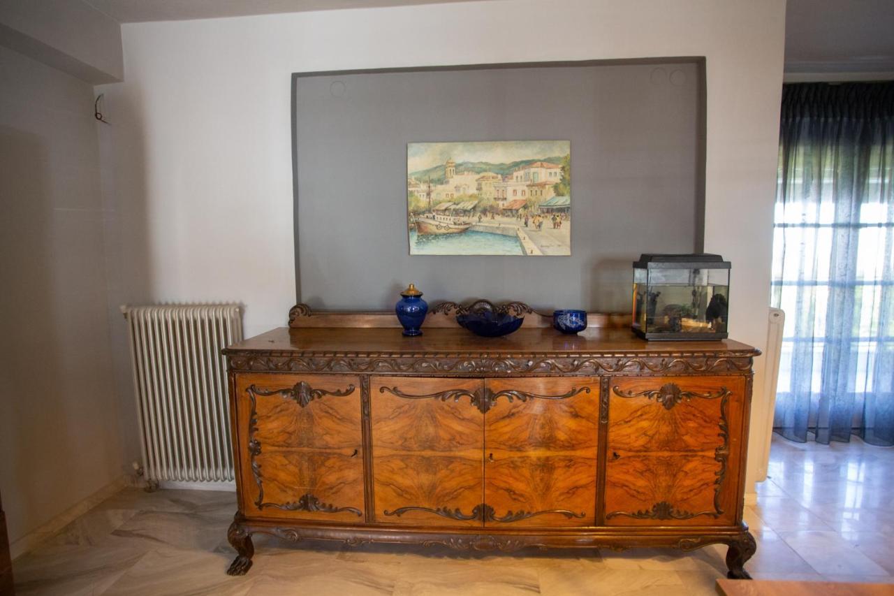 Villa τraditional Fully Detached On A Luxurious Hillock Of With Its Own Garden Also For Family & Wedding Gatherings For 10 To 25 People Only 15 Minutes From Airport Thessalonique