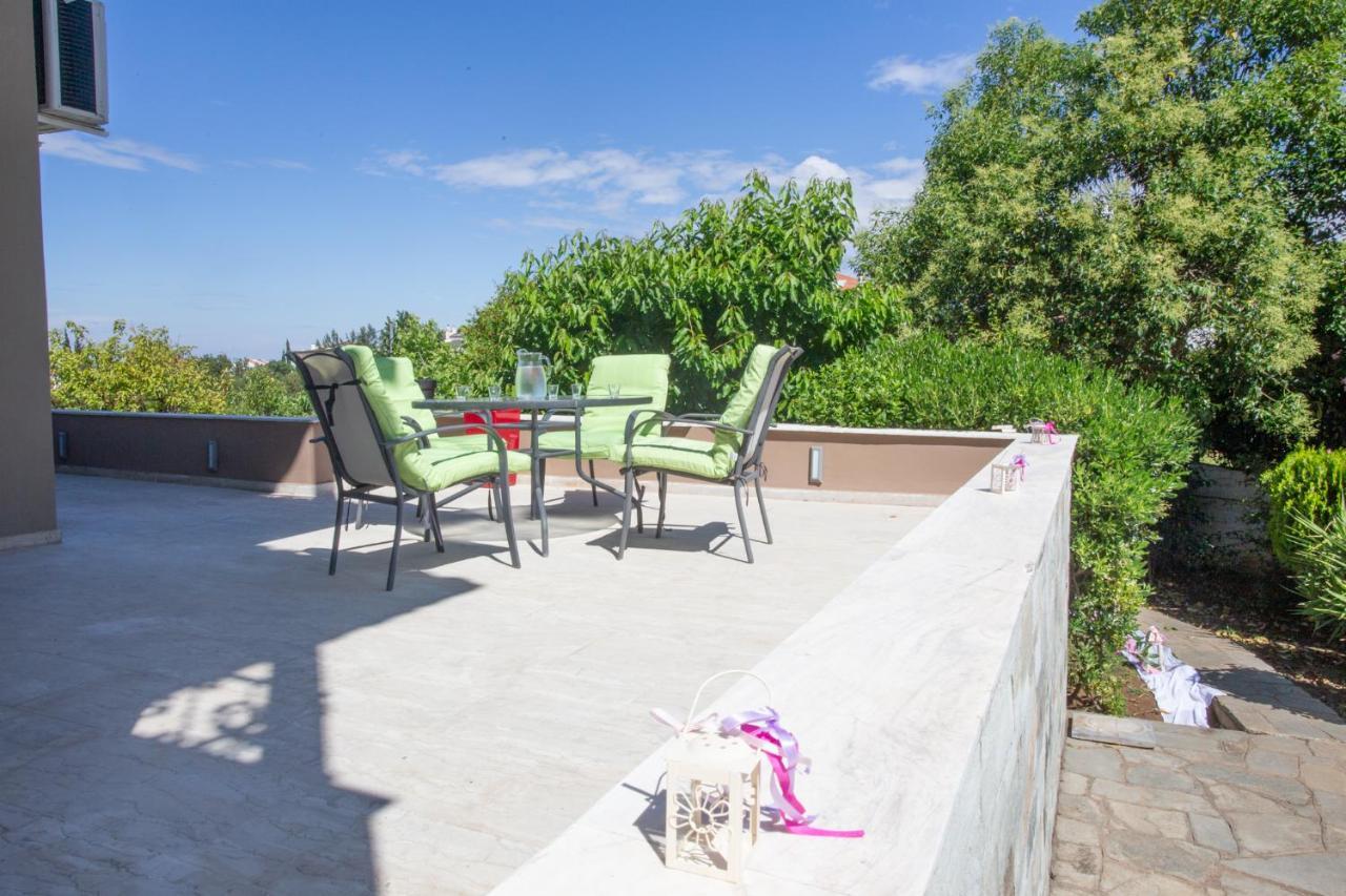 Hillock: Traditional Luxury With Garden For Gatherings