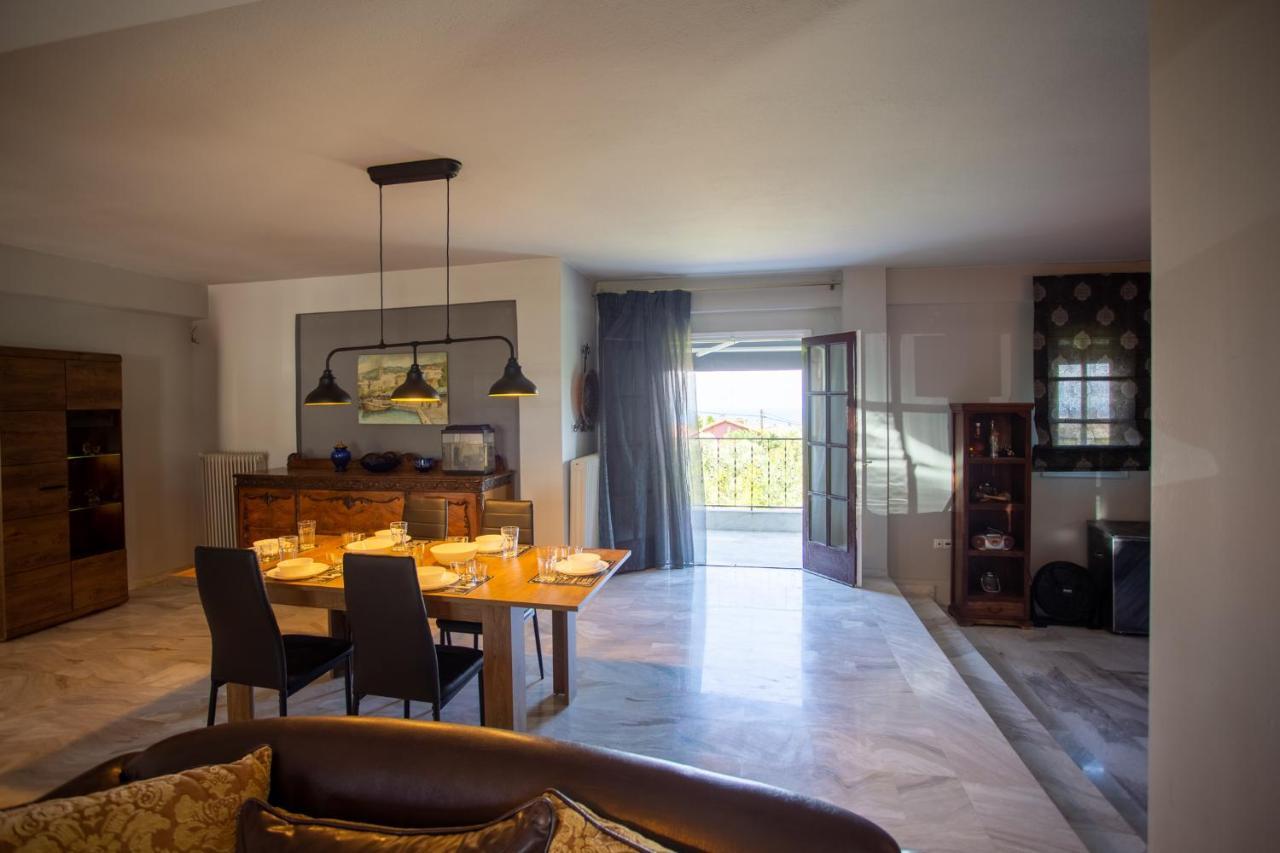 Villa Hillock: Traditional Luxury With Garden For Gatherings *