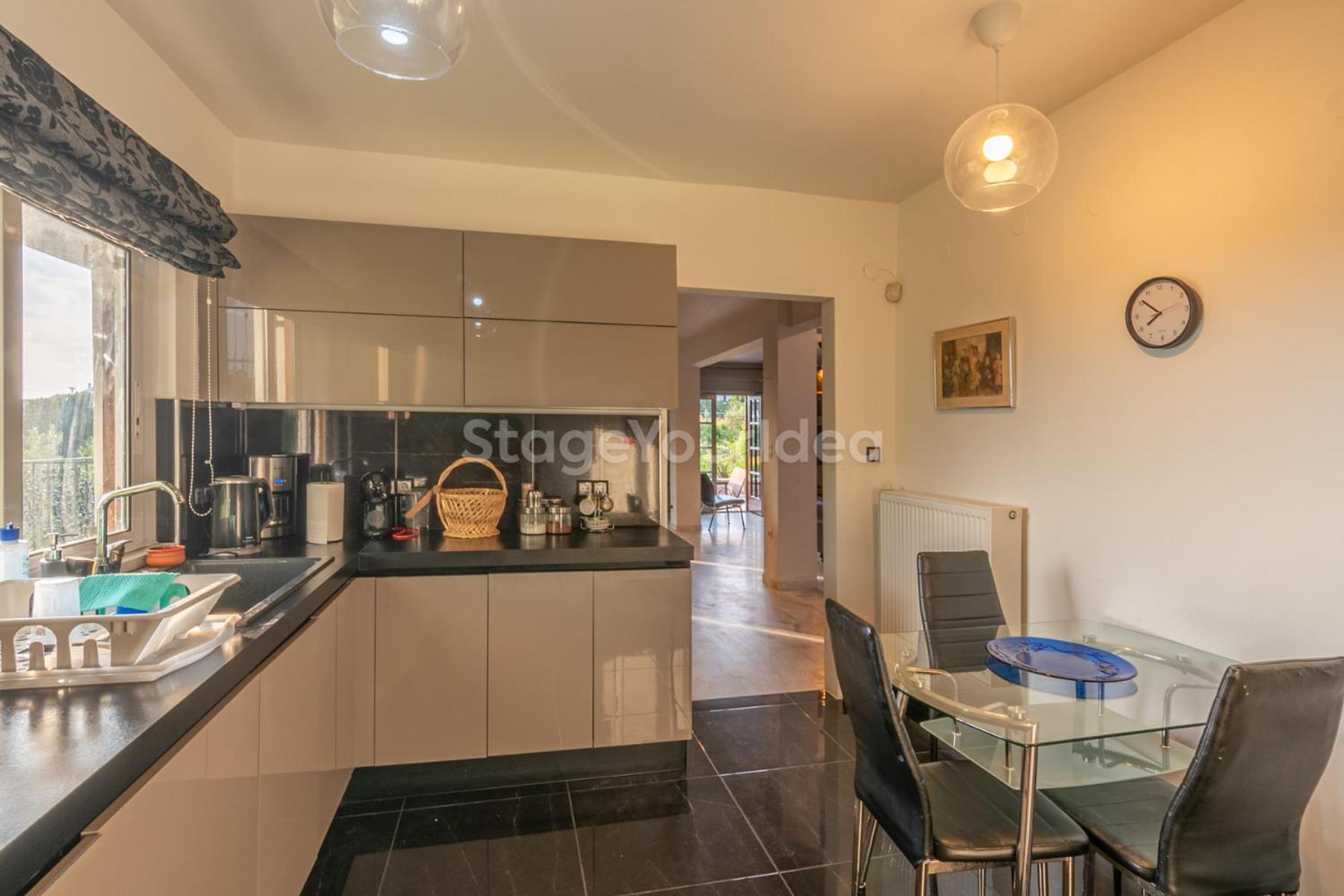 Villa Hillock: Traditional Luxury With Garden For Gatherings