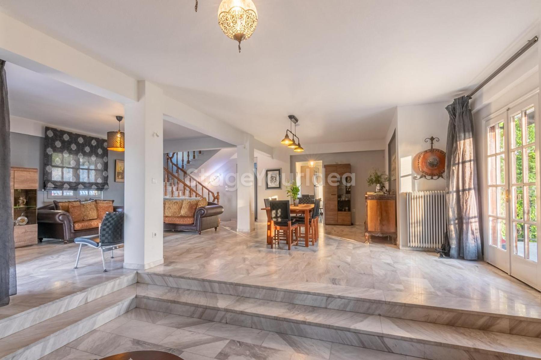 Villa Hillock: Traditional Luxury With Garden For Gatherings