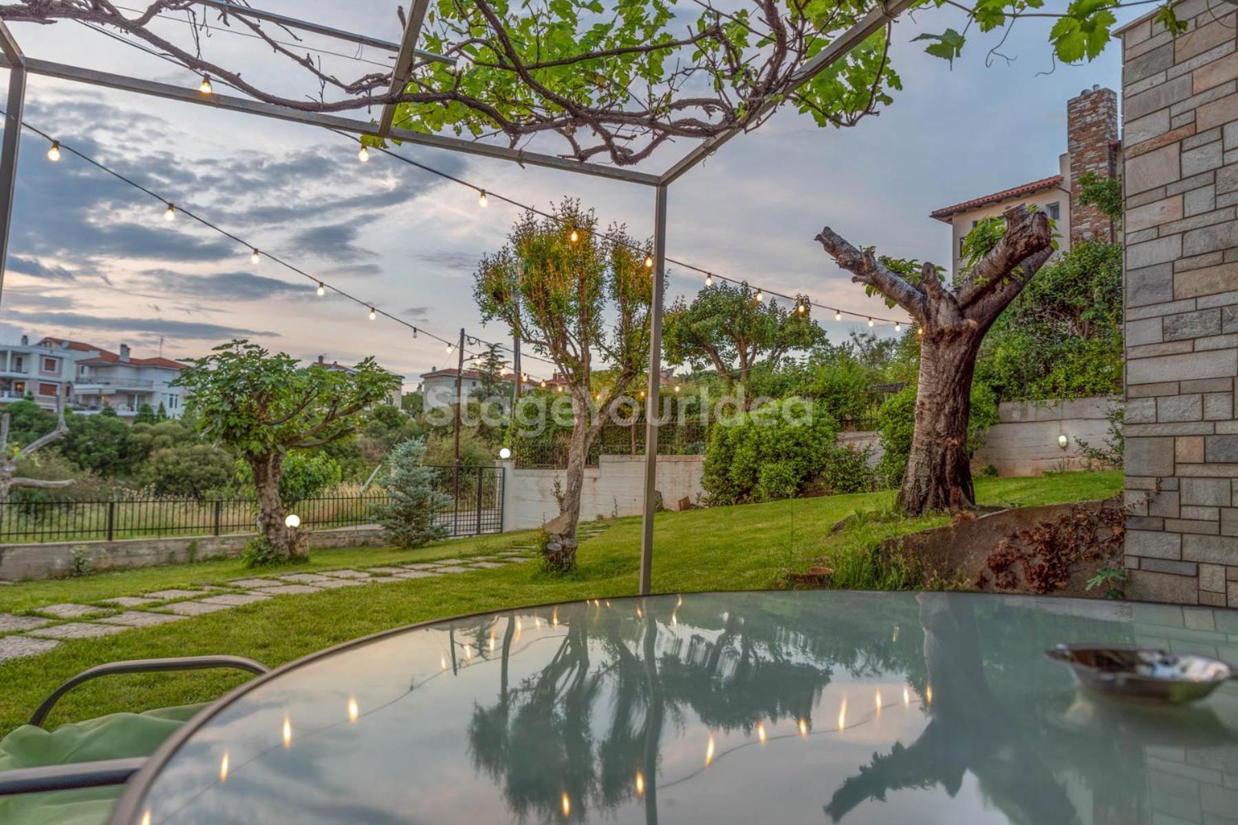 Hillock: Traditional Luxury With Garden For Gatherings Villa